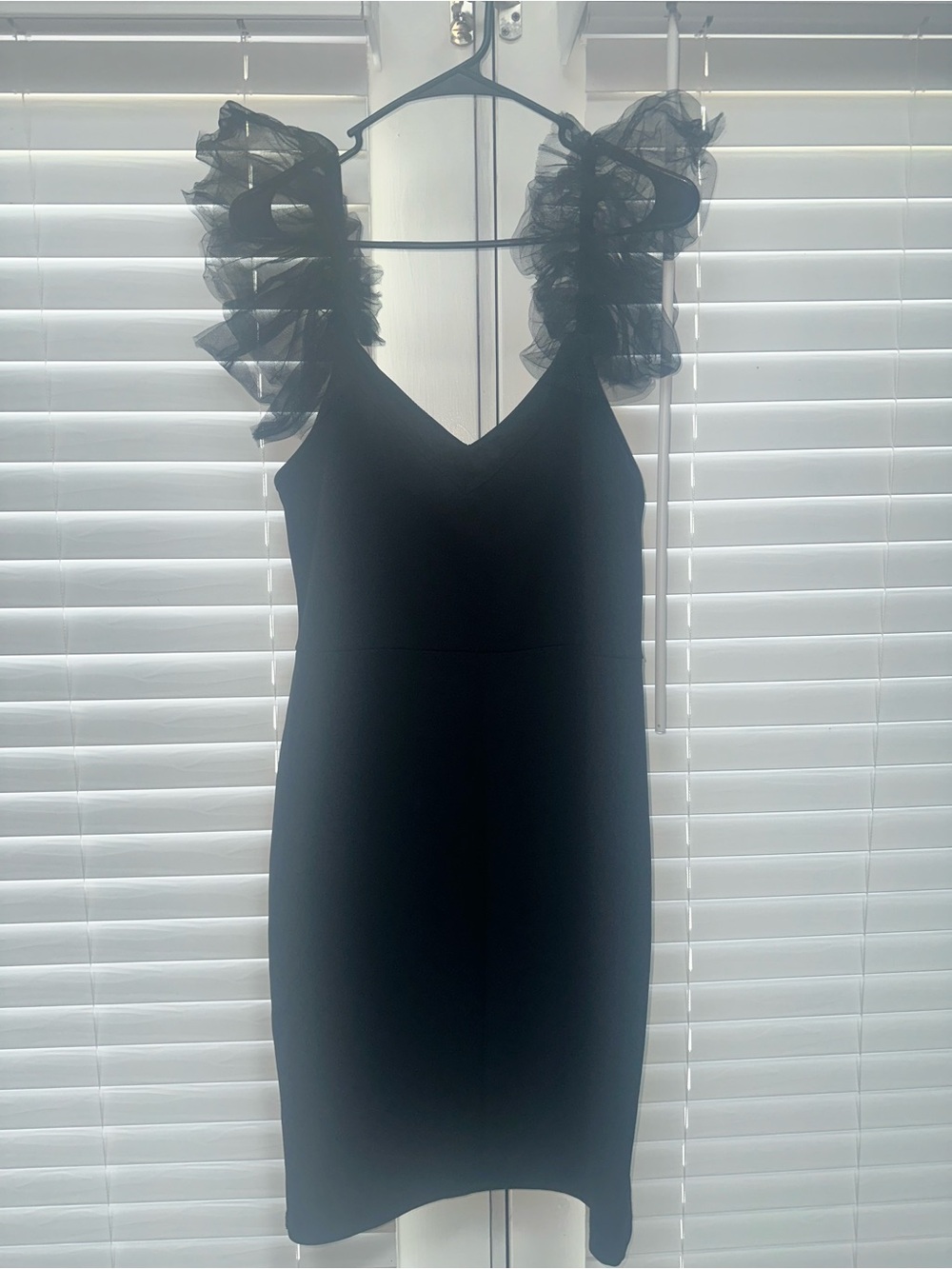 Black Ruffle Strap V-Neck Dress Size 1X In Good Condition